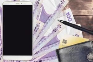 100 filippino piso fatture e smartphone con borsa e credito carta. pagamenti elettronici o e-commerce concetto. in linea shopping e attività commerciale con portatile dispositivi foto