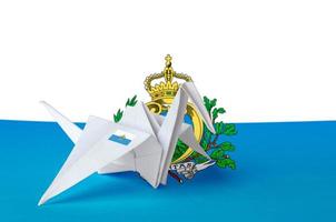 san Marino bandiera raffigurato su carta origami gru ala. fatto a mano arti concetto foto