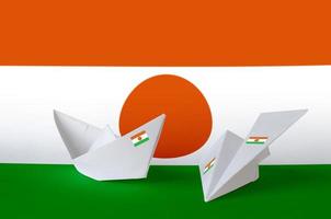 Niger bandiera raffigurato su carta origami aereo e barca. fatto a mano arti concetto foto
