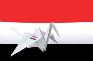 yemen bandiera raffigurato su carta origami gru ala. fatto a mano arti concetto foto
