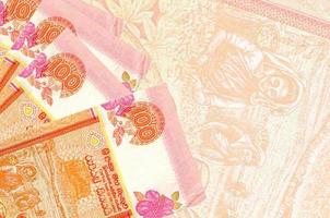100 sri lanka rupie fatture bugie nel pila su sfondo di grande semi trasparente banconota. astratto attività commerciale sfondo foto