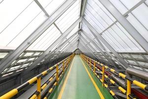 tetto passerelle con nel industriale impianti. foto