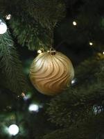 Natale e contento nuovo anno su sfocato bokeh Natale albero foto