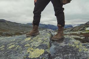 turista in piedi su pietra a montanaro panoramico fotografia foto