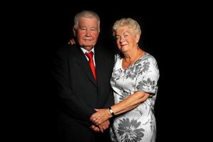 anziano coppia su nero sfondo foto