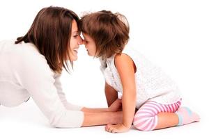 mamma e figlia con nasi toccante foto