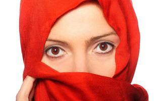 musulmano donna con rosso hijab foto