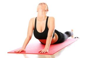 donna allungamento su un' yoga stuoia foto