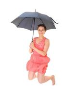 donna salto con ombrello foto