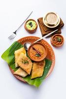 tagliare masala dosa o primavera dosa è un' Sud indiano pasto servito con sambhar e Noce di cocco chutney. foto
