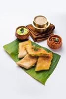 tagliare masala dosa o primavera dosa è un' Sud indiano pasto servito con sambhar e Noce di cocco chutney. foto