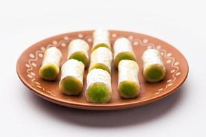 kaju pista rotolo o anacardio pistacchio rotoli mithai o sigaro, indiano dolce o dolce per festival foto