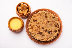 dolce roti fatto su di riso Farina, sgargiante, e burro chiarificato. GUD ki roti. gur ki Roti, jaggery Bhakri, methi GUD ki roti. inverno cibo. copia spazio. foto