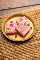 rosa Kalakand rosa barfi o burfi anche conosciuto come aromatizzato mishri mava o Khoa torta di latte mithai foto