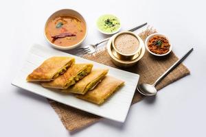 tagliare masala dosa o primavera dosa è un' Sud indiano pasto servito con sambhar e Noce di cocco chutney. foto