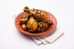 sukha montone o pollo, asciutto speziato murgh o capra carne servito nel un' piatto o ciotola foto