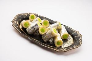 kaju pista rotolo o anacardio pistacchio rotoli mithai o sigaro, indiano dolce o dolce per festival foto