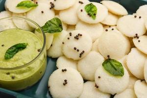 mini idli è il più piccolo versione di morbido e spugnoso il giro sagomato al vapore regolare riso idli, anche conosciuto come pulsante e cocktail folle foto