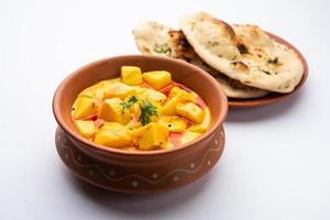 dahi aloo sabzi o cagliata Patata curry foto