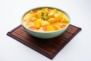 dahi aloo sabzi o cagliata Patata curry foto