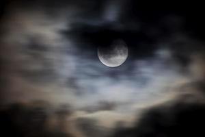 vicino su immagine di il brillante pieno Luna con cirrostrato nuvole foto