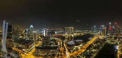 aereo panoramico immagine di Singapore orizzonte e giardini di il baia durante preparazione per formula 1 gara nel il notte nel autunno foto