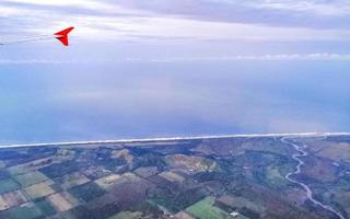 volante nel aereo al di sopra di costa di oaxaca Messico. foto