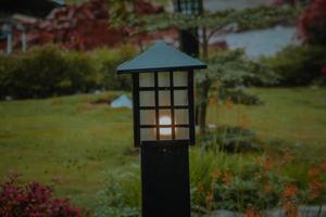un' panoramico oggetto di giardino luci nel il piovoso stagione foto