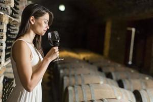 giovane donna nel il vino cantina foto