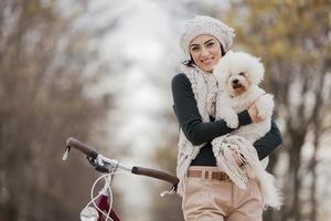 giovane donna con un' carino cane foto