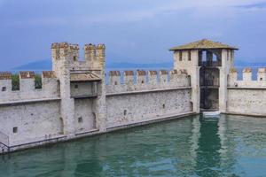 castello scaligero di sirmione castello di sirmione, dal XIV secolo sul lago di garda, sirmione, Italia foto