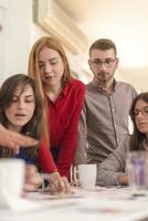 attività commerciale donna spiegando attività commerciale questioni per sua squadra nel un' sala del consiglio foto