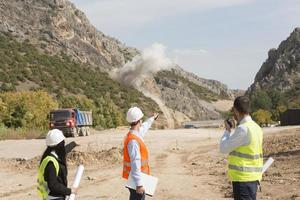 costruzione lavoratori controllo esplosione foto