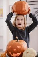 contento biondo ragazzo intaglio zucca per Halloween. Halloween concetto foto