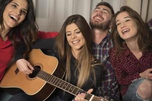 raccolta di multirazziale giovane migliore amici avendo un' divertimento festa in casa foto