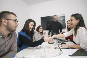 esecutivo capo parlando per contento diverso dipendenti gruppo a aziendale ufficio riunione, foto