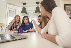 attività commerciale donna spiegando attività commerciale questioni per sua squadra nel un' sala del consiglio foto