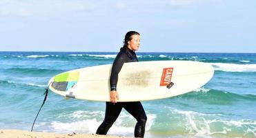 bellissimo sexy surfer ragazza su il spiaggia foto