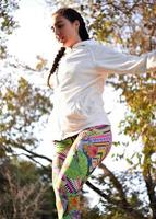 giovane donna equilibratura e salto su slackline. donna a passeggio, salto e equilibratura su corda foto