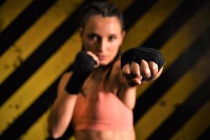 mma donna combattente difficile pulcino pugile punch posa bella esercizio formazione attraversare in forma atleta foto