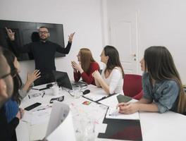 esecutivo capo parlando per contento diverso dipendenti gruppo a aziendale ufficio riunione, foto