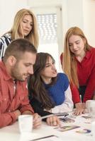 attività commerciale donna spiegando attività commerciale questioni per sua squadra nel un' sala del consiglio foto