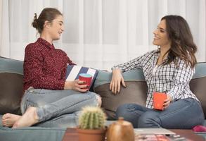 migliore amici avendo divertimento a casa. giovane donne avendo conversazione. foto