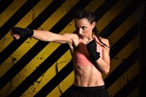 mma donna combattente difficile pulcino pugile punch posa bella esercizio formazione attraversare in forma atleta foto
