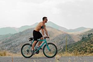 montagna bike mtb ciclista uomo Ciclismo su bicicletta pista su costa a tramonto foto