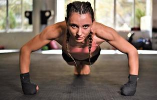 donna su boxe formazione fare spingere UPS foto