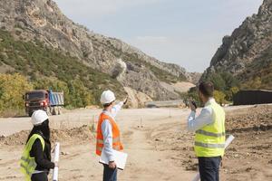 costruzione lavoratori controllo esplosione foto