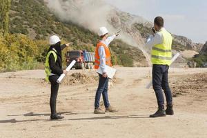 costruzione lavoratori controllo esplosione foto