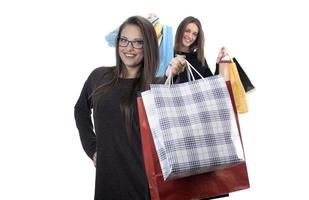 contento amici con shopping Borsa su isolato studio sfondo. foto