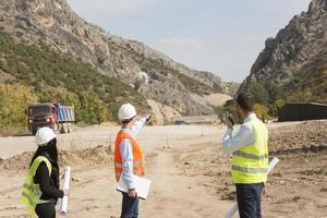 costruzione lavoratori controllo esplosione foto